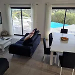 Vila Mekasteni